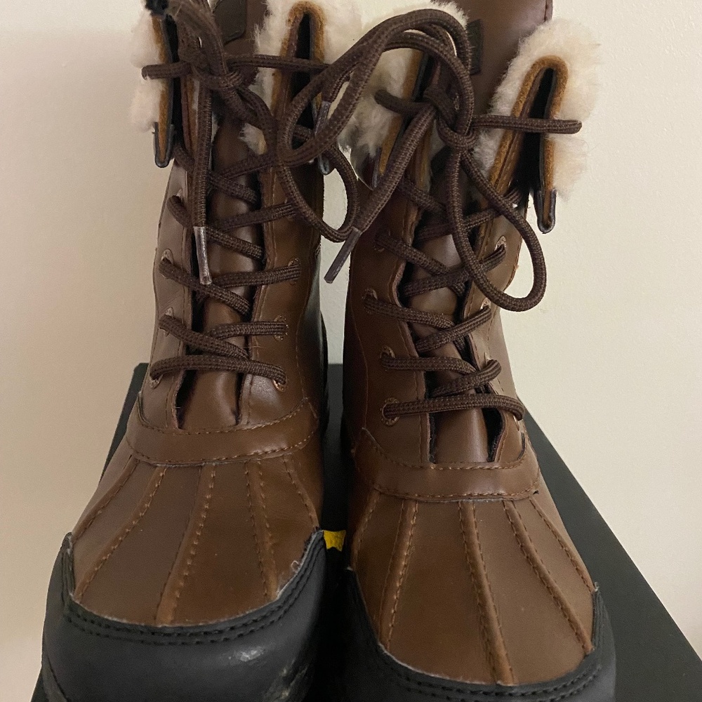 Kids Ugg Snow Boots Butte II size 5 Worchester